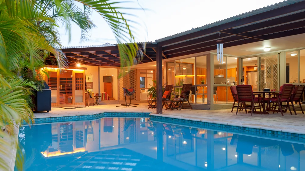 Contemporary Pool Deck - Clear Water Pools Atlanta