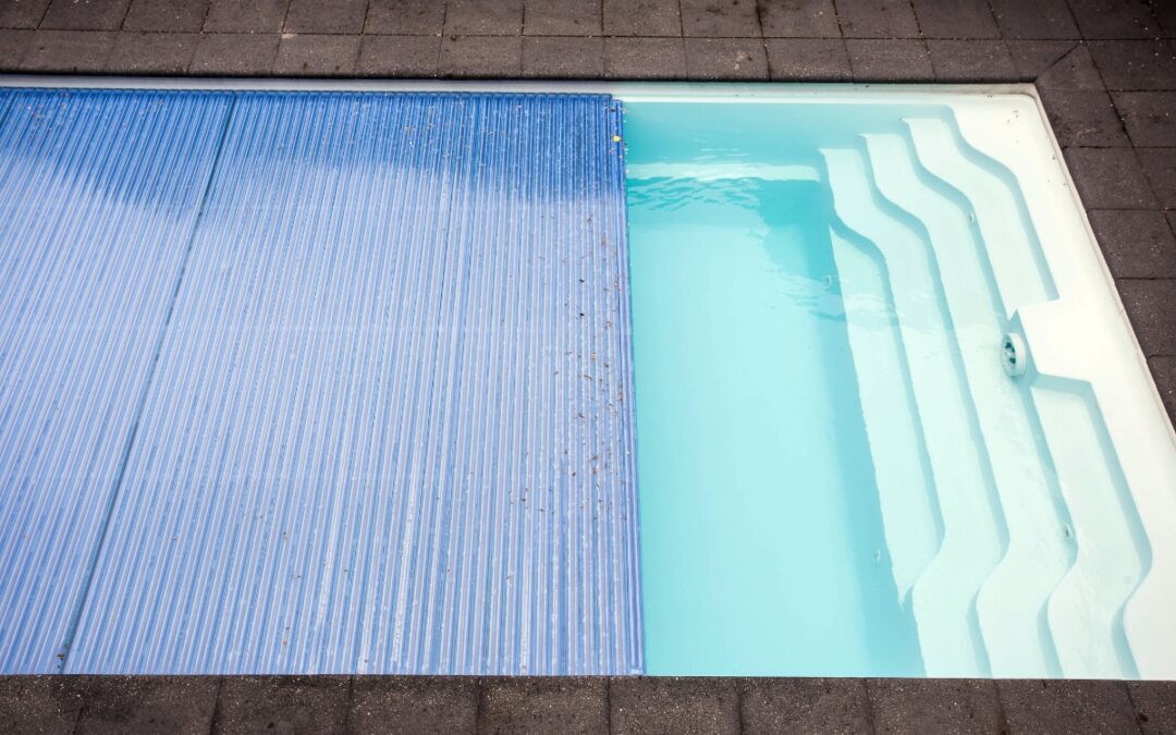 Swimming pool with blue tarp for closing.